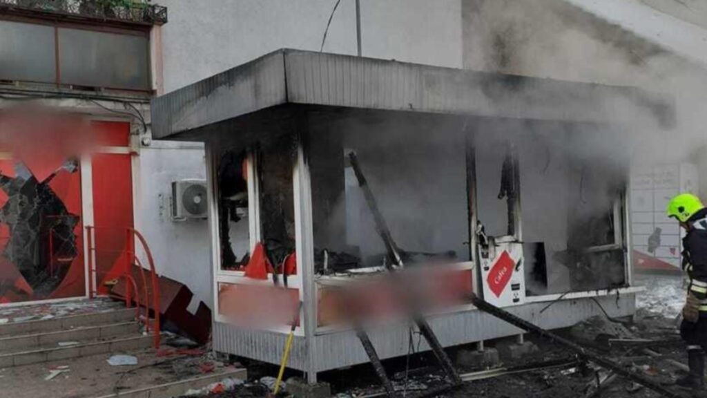 Incendiu urmat de explozia unei butelii, la o plăcintărie din Gherla. Clădirea a fost complet distrusă Incendiu urmat de explozia unei butelii, la o plăcintărie din Gherla. FOTO: News.ro