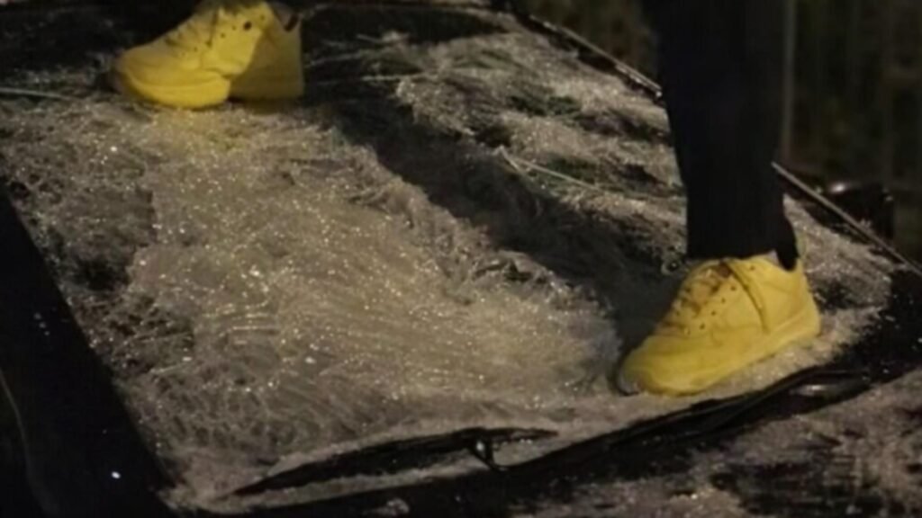 Mașini vandalizate în Drobeta-Turnu Severin, după o provocare pe TikTok. Autorul a fost identificat Captură video TikTok (sursă: Radio Resita)