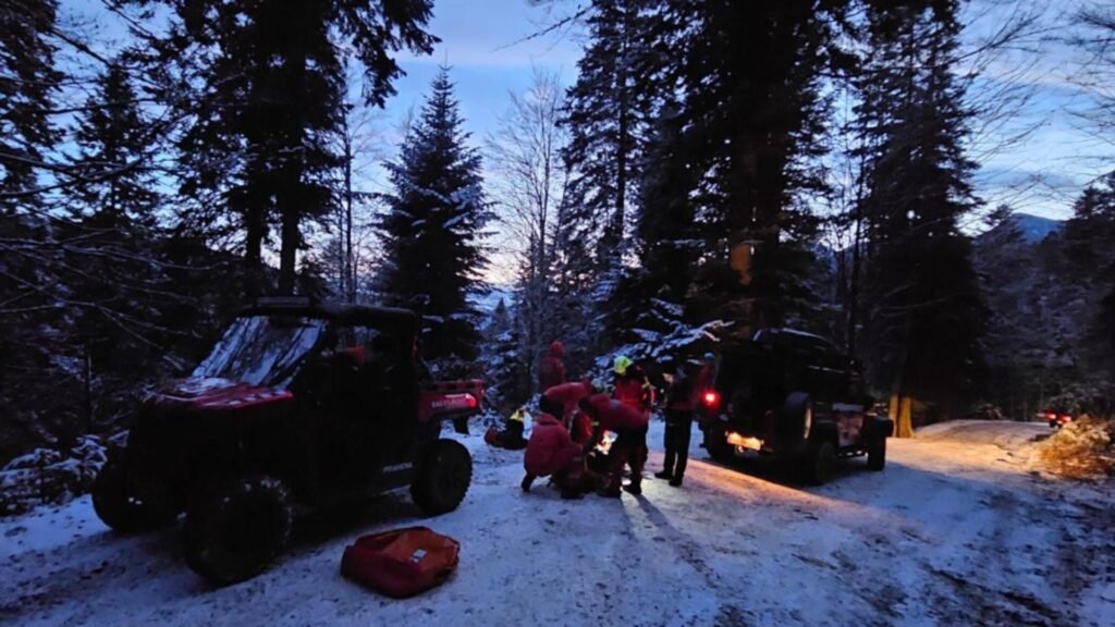 Victima a fost preluată în stare critică, salvatorii depunând eforturi uriașe pentru a-l stabiliza și a-l transporta din zona greu accesibilă.