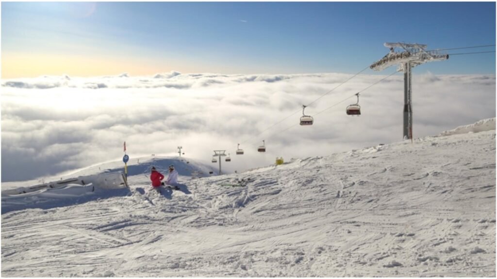 Probleme pe domeniul schiabil din Sinaia. Utilaje şi toalete nefuncţionale din cauza frigului. Temperaturile au scăzut la minus 25 de grade Celsius pe munte Probleme pe domeniul schiabil din Sinaia