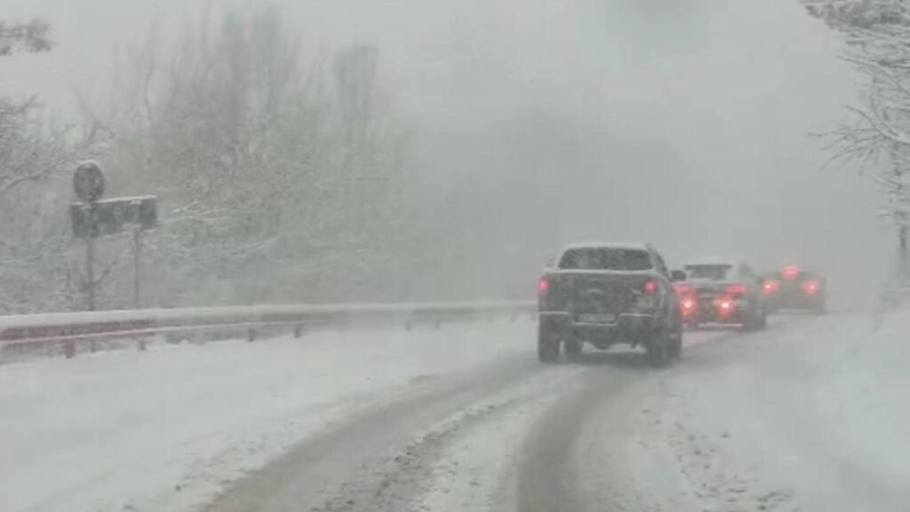 Restricții de trafic pe DN6 din cauza ninsorilor. Drumuri cu zăpadă în 14 județe și polei în Brăila: recomandările Poliției/ Meteoplus