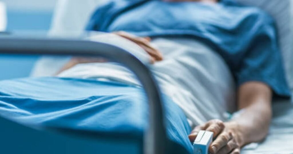 Un bărbat a supraviețuit miraculos după zece zile cu hernie strangulată și septicemie. Chirurg: „Intestinul era necrozat, infecția deja extinsă”