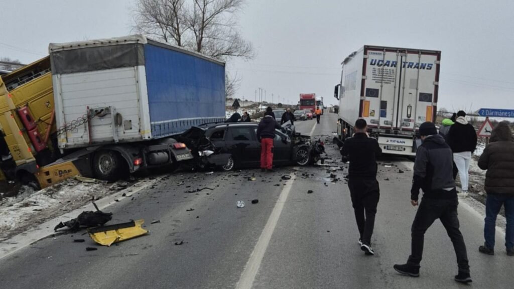 două victime după un accident rutier. Trafic paralizat Impact violent pe DN2, la Dărmănești: două victime după un accident rutier. Trafic paralizat / Foto: Facebook News Bucovina
