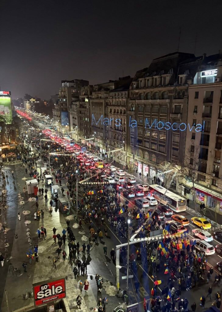 „Marș la Moscova” - Mesaj proiectat pe clădirile din Piața Universității la protestul suveraniștilor (Foto & Video)