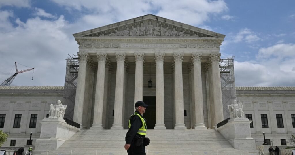 Curtea Supremă a SUA anulează taxele vamale globale impuse de Trump. Președintele SUA amenință cu noi tarife de 10% peste cele existente Curtea Supremă a SUA anulează taxele vamale globale impuse de Trump. Președintele SUA amenință cu noi tarife de 10% peste cele existente