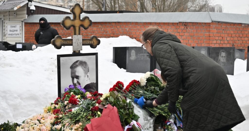 Familia îl omagiază pe Navalnîi la mormântul din Moscova. Au trecut doi ani de la moartea liderului opoziției ruse Familia îl omagiază pe Navalnîi la mormântul din Moscova. Au trecut doi ani de la moartea liderului opoziției ruse