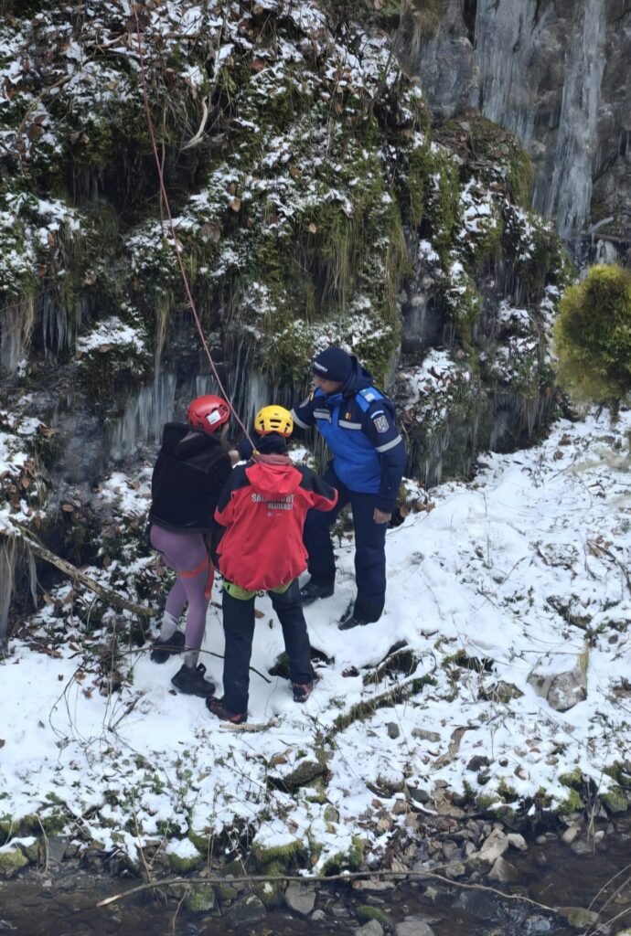 Misiune de salvare în Munții Apuseni. Doi turiști francezi au rămas blocați pe o stâncă Misiune de salvare în Munții Apuseni. Doi turiști francezi au rămas blocați pe o stâncă