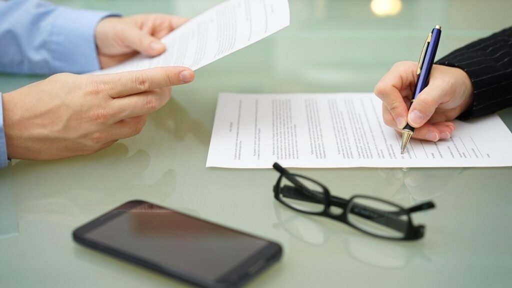 Noi drepturi pentru consumatori. Băncilor li se impun limite mai stricte