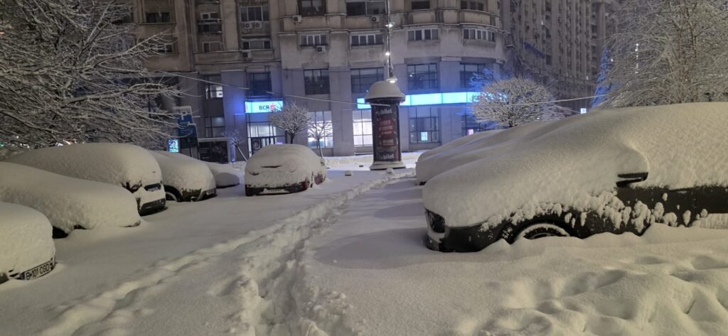 România în viscol: Sute de copaci și stâlpi s-au prăbușit. Zeci de mașini au fost avariate. 72.000 de case fără curent. Zboruri anulate, școli închise și trenuri cu 6 ore întârziere (Foto & Video)