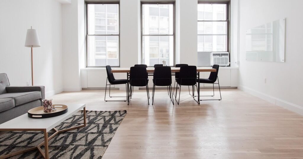 Dormitor mic, fără compromisuri: cum alegi mobilierul care nu te înghesuie și rezistă