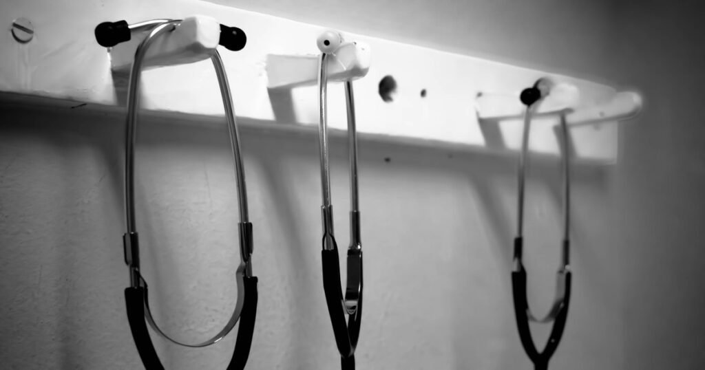 Rezident în România. Care sunt principalele probleme cu care se confruntă medicii la început de carieră