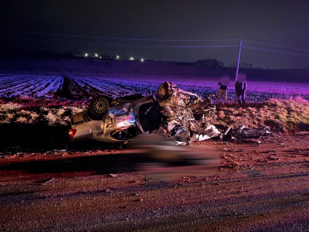 Un mort și doi răniți după impactul frontal dintre două mașini