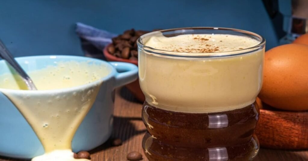 Cafea cu ouă: băutura virală care cucerește rețelele sociale, dar stârnește controverse. De ce medicii nu o recomandă zilnic