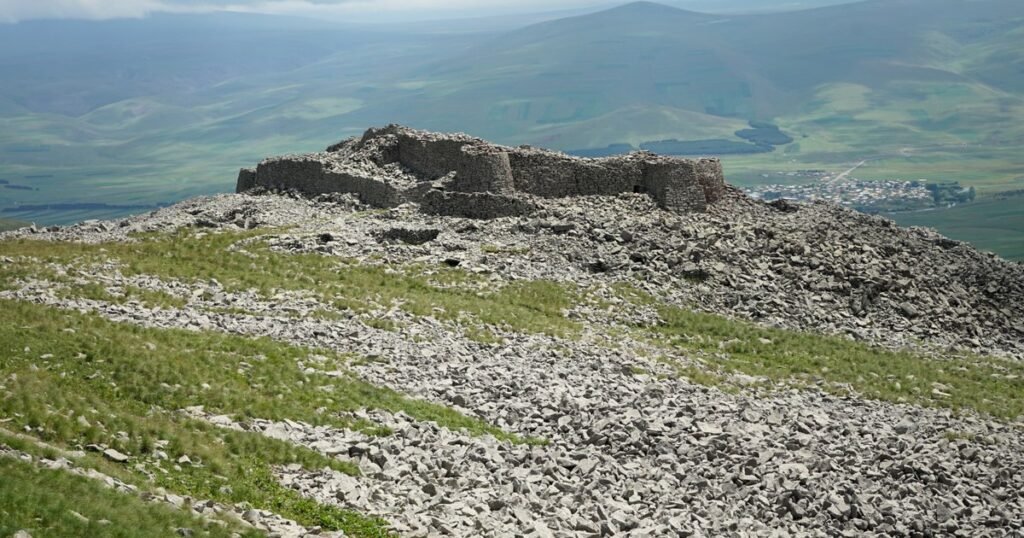 Civilizație misterioasă descoperită la aproape 3.000 de metri altitudine. Ce ascund Munții Caucaz și cetățile „uriașilor” de pe creste