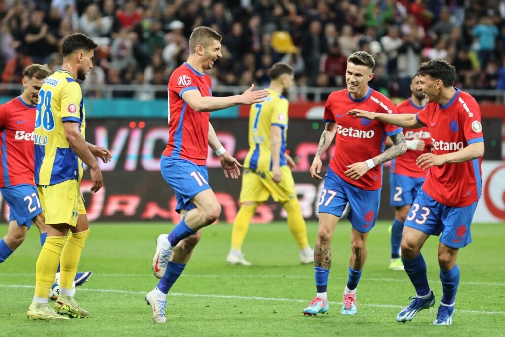 FCSB câștigă clar cu Petrolul, 3-1, în primul meci după plecarea lui Rădoi
