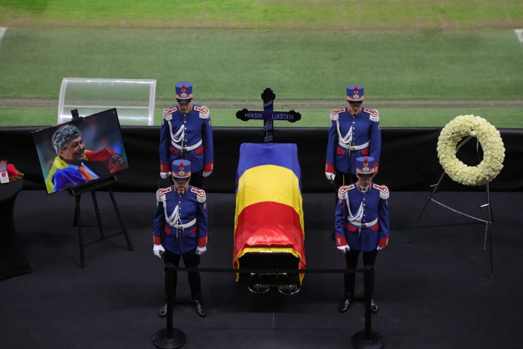 Mircea Lucescu este înmormântat astăzi cu onoruri militare. La Biserica Sf. Elefterie se pun petale de trandafiri pe scări Mircea Lucescu este înmormântat astăzi cu onoruri militare. La Biserica Sf. Elefterie se pun petale de trandafiri pe scări