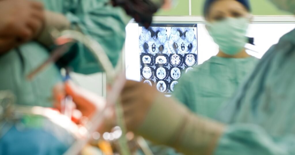 Motivele pentru care peste jumătate dintre medicii rezidenți din România iau în calcul plecarea din țară