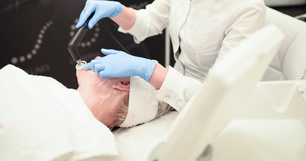 O femeie a murit după un lifting facial la o clinică din București. Motivul pentru care inspectorii sanitari nu au putut intra în cabinet