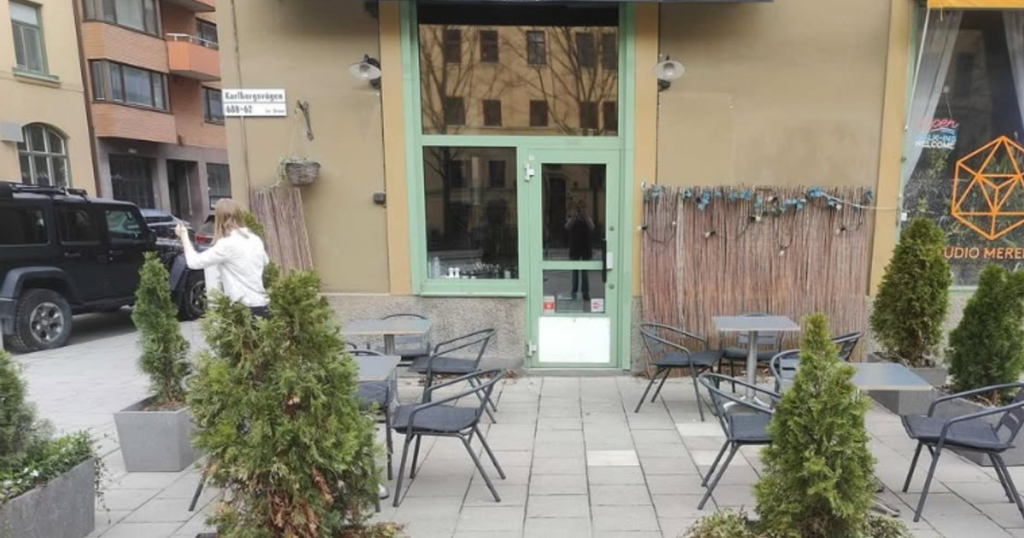 Orașul din Europa care are prima cafenea condusă de un AI. Erori bizare în administrare: a comandat 15 kg de roșii, ulei de gătit