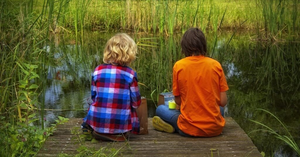 Pericolul din iarbă. Medic: „Folosesc tot ce au la îndemână acasă sau apasă zona să scoată căpușa. Nu așa!”