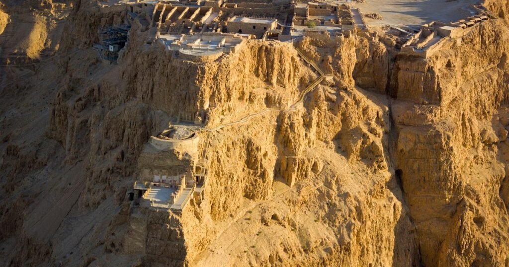 Prima organizație teroristă din istoria omenirii. Numele ei semăna cu o armă folosită de daci și a devenit simbolul rezistenței poporului evreu