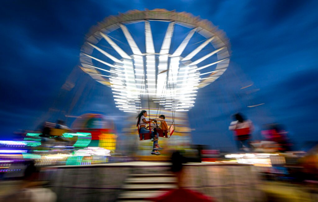 Tineri, blocați timp de 40 de minute într-un carusel. Au fost coborâți de pompieri