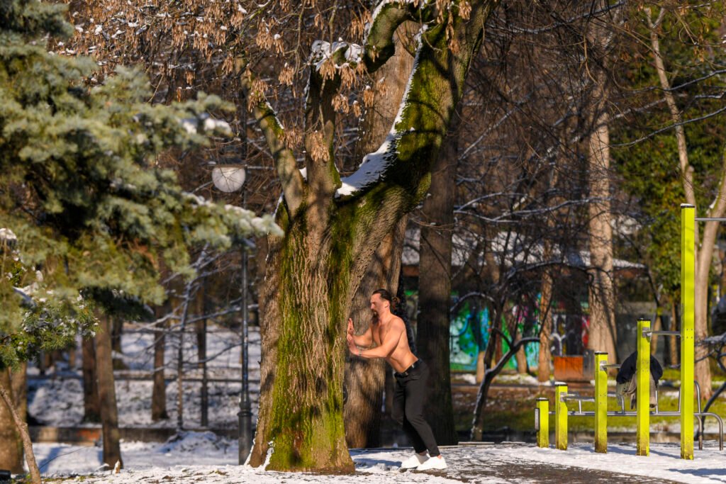 frig, ploi slabe și vânt cu rafale de până la 50 km/h