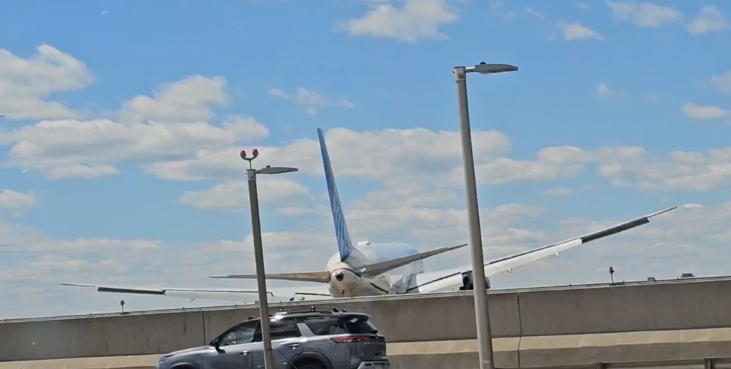 Aterizare neobișnuită. Un avion Boeing 767 a lovit un camion de livrări pe o autostradă