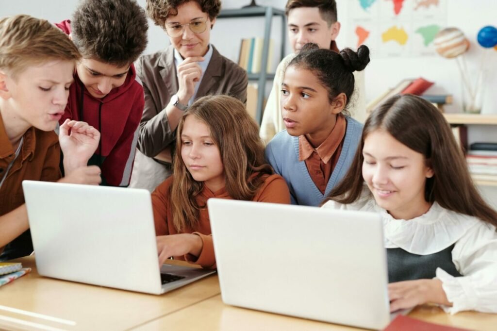 Elevii din clasele III–VI, puși la încercare în „Marea Aventură Digitală” cu probe de logică și AI