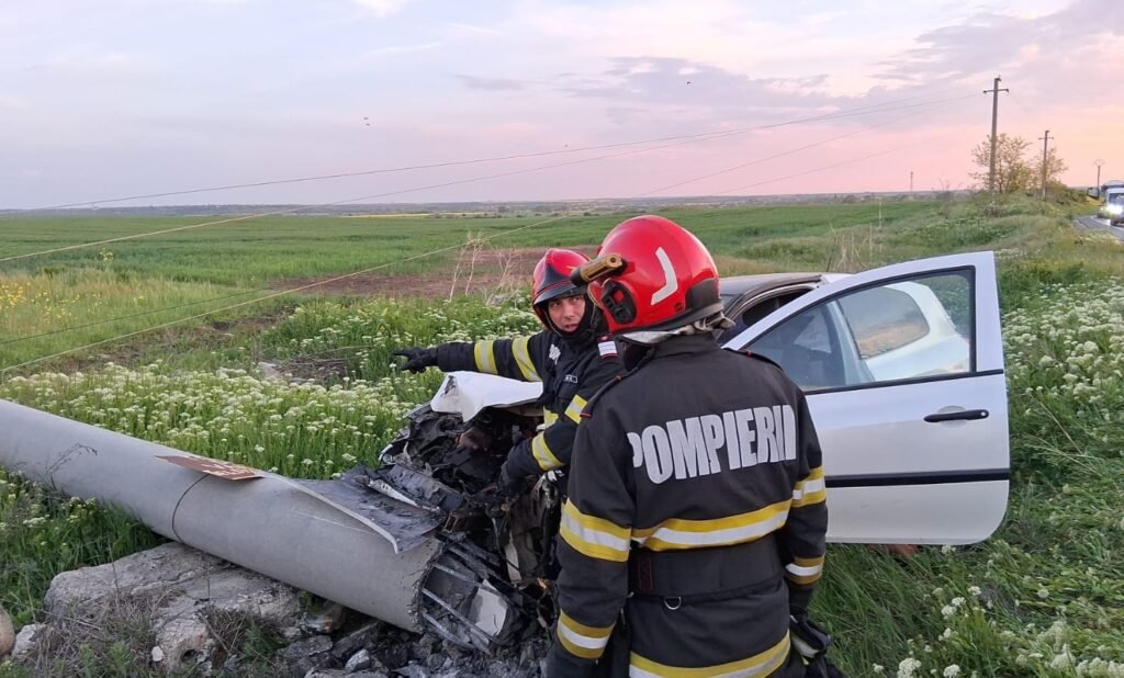Mașină ieșită de pe carosabil și izbită de un stâlp. O femeie și un copil au ajuns la spital