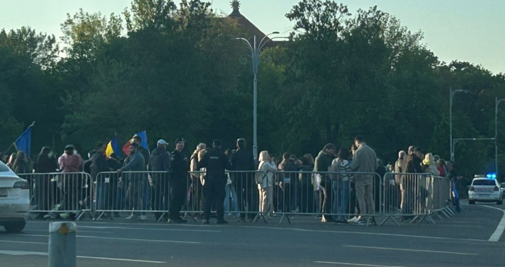 Miting pro Bolojan în Piața Victoriei