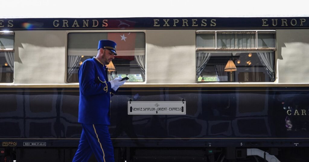 Noul Orient Express ajunge la București, în drumul său de la Roma spre Istanbul. Cât costă călătoria de lux Noul Orient Express ajunge la București, în drumul său de la Roma spre Istanbul. Cât costă călătoria de lux