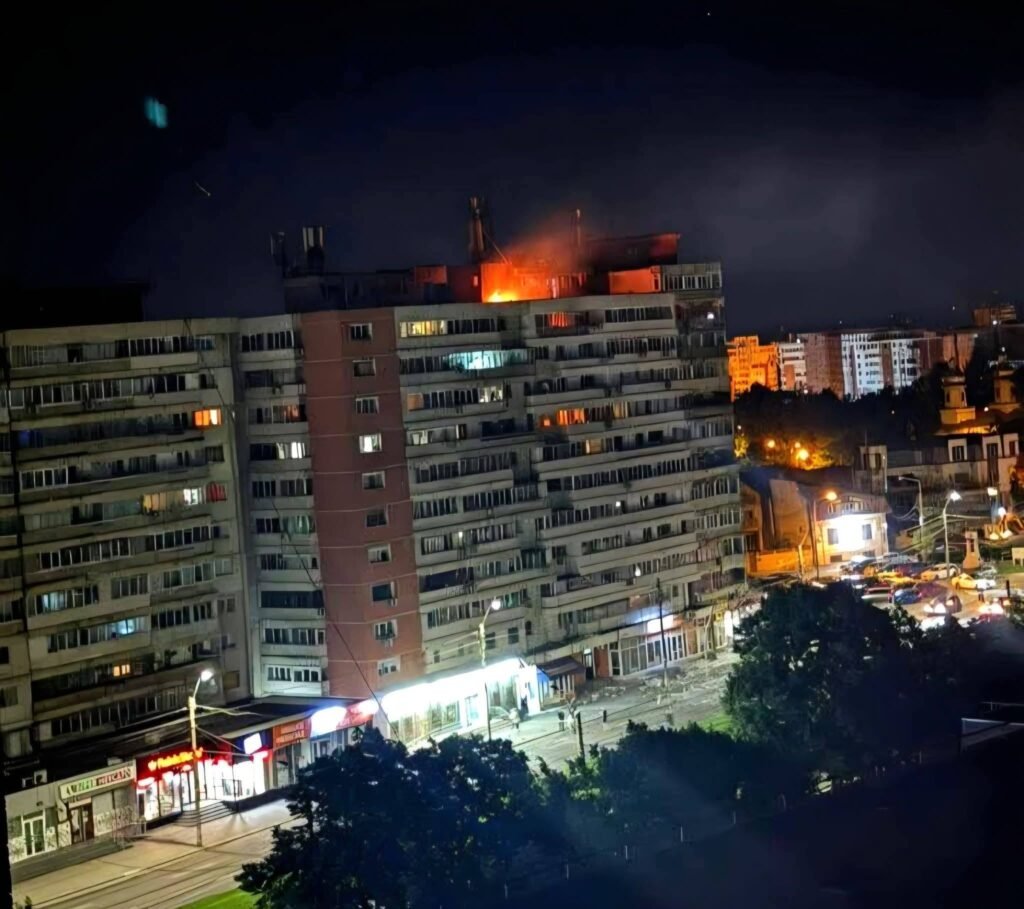 O dronă s-a prăbușit peste un bloc de locuințe în Galați. Explozie urmată de incendiu. Cel mai grav incident de la începutul războiului O dronă s-a prăbușit peste un bloc de locuințe în Galați. Explozie urmată de incendiu. Cel mai grav incident de la începutul războiului