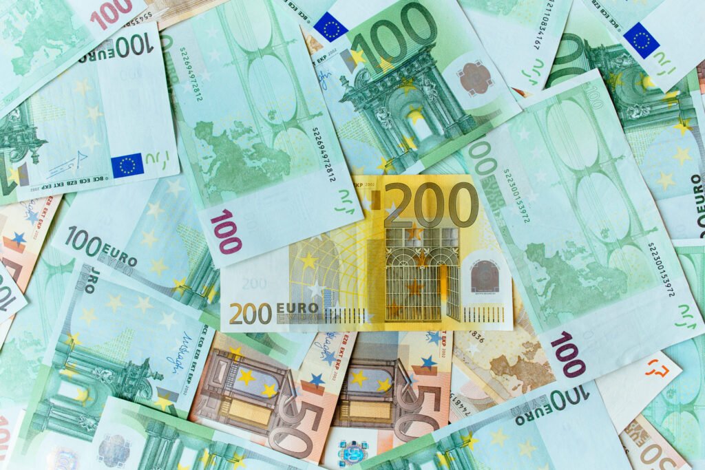 Procurorul general Alexandru Machidon explică cei 75.000 de euro găsiți în spatele butoaielor de vin Procurorul general Alexandru Machidon explică cei 75.000 de euro găsiți în spatele butoaielor de vin