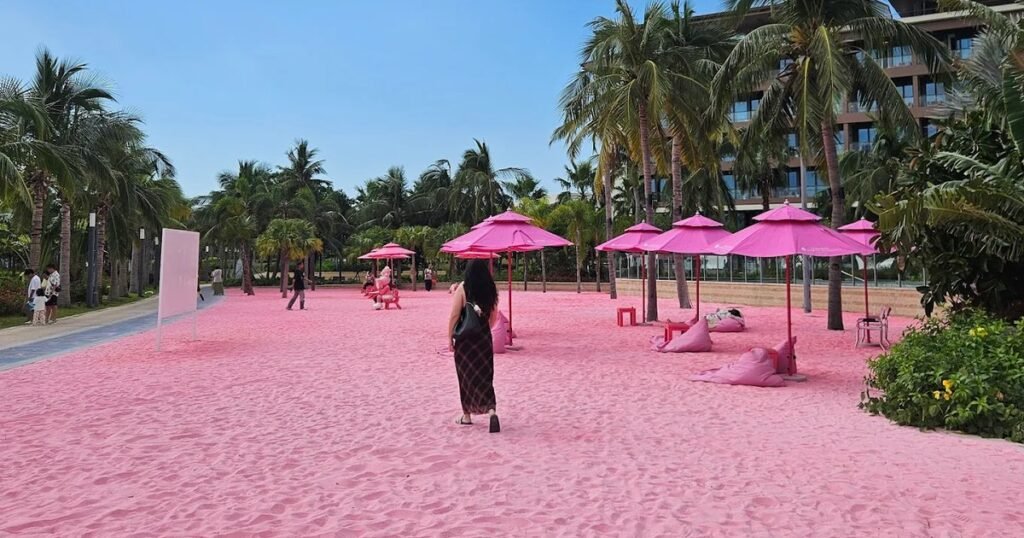 „Plaja secretă” cu nisip roz din China. Decorul de „Barbie Land” atrage mii de vizitatori