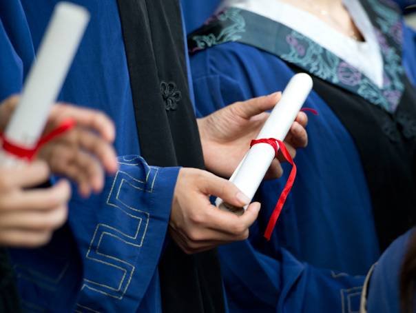 Rusia se confruntă cu un surplus de absolvenți universitari. Autoritățile își schimbă direcția educației "Rusia Și Surplusul Absolvenților Universitari: Schimbările Necesare în Direcția Educației"