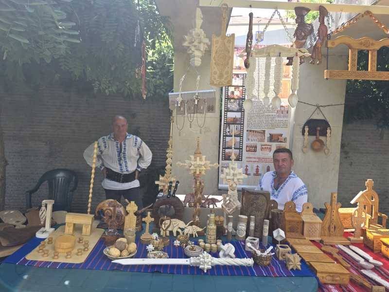 Olt: Pictură pe șevalet, artizani populari și muzică folk, într "Olt: Pictură pe șevalet, Artizani Populare și Muzica Folk