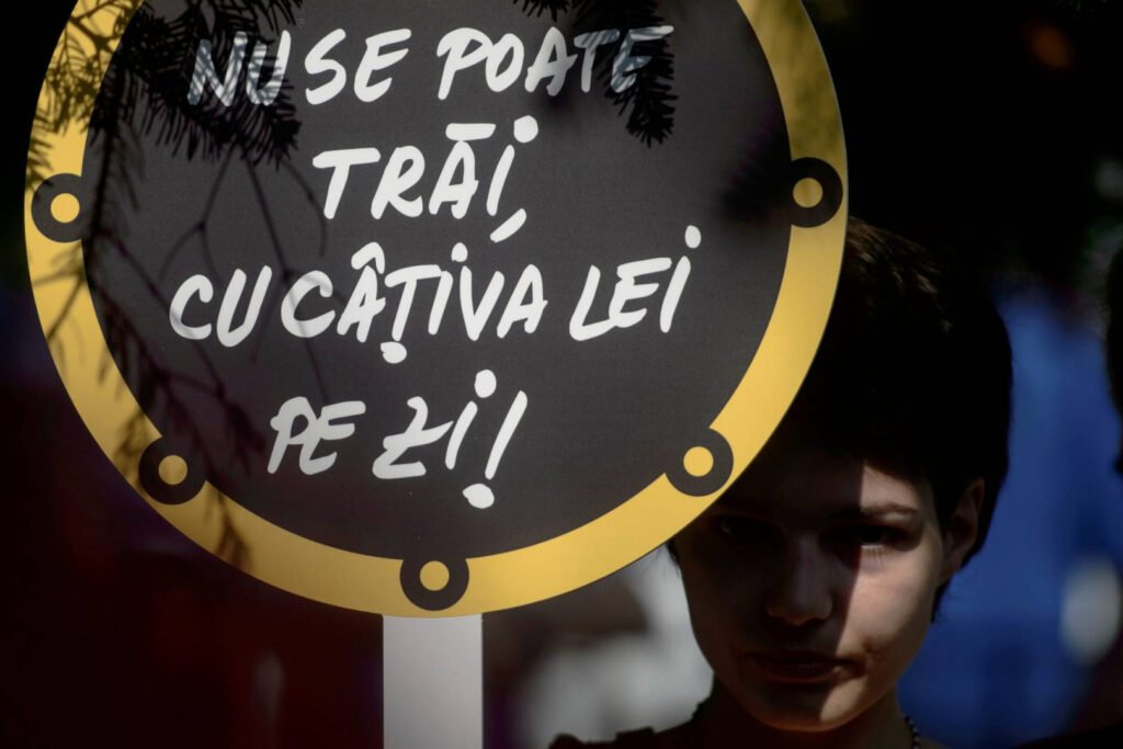 "Salariul Minim Crește, Dar Sărăcia Persistă: O Contradicție Economică"
