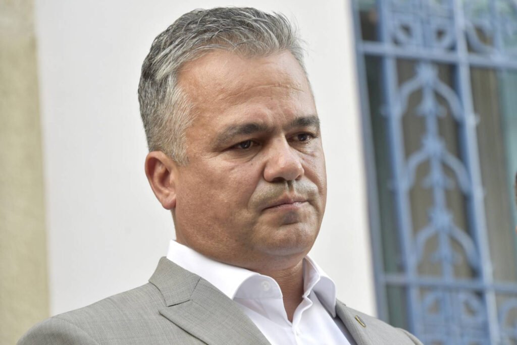 Adrian Veștea îl făcea praf pe Nicușor Dan în campanie. Acum, președintele îl desemnează premier "Adrian Veștea, fost rival al lui Nicușor Dan, numit premier de președinte"