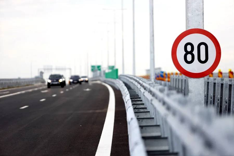 De ce viteza mare pe autostradă te ajută mai puțin decât crezi. Ce câștigi și ce riști când depășești 130 km/h De ce viteza mare pe autostradă te ajută mai puțin decât crezi. Ce câștigi și ce riști când depășești 130 km/h