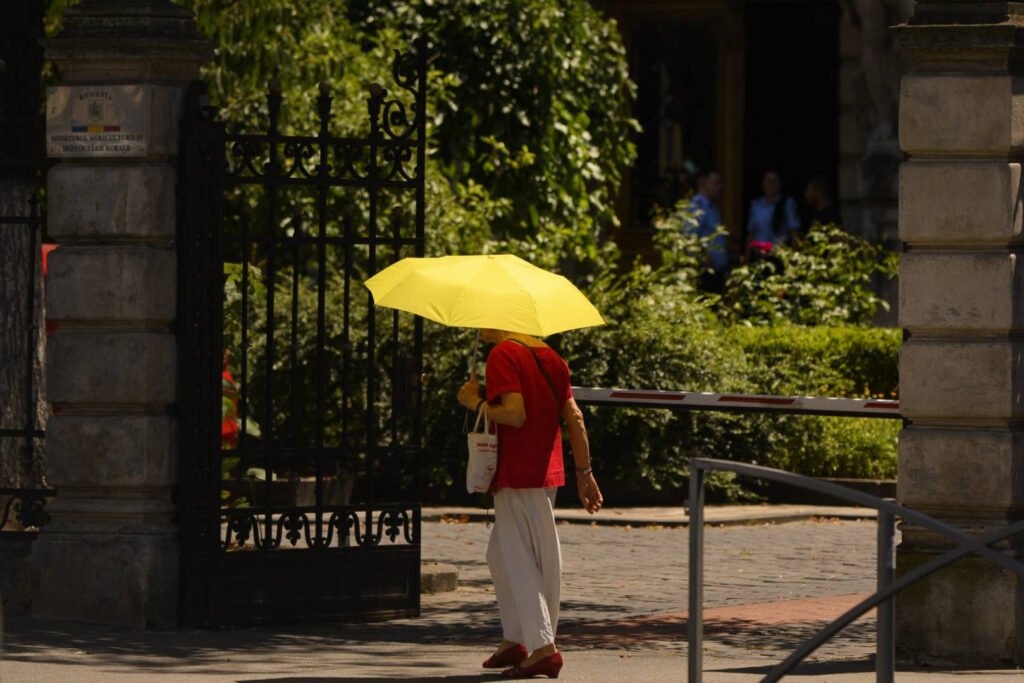 ANM: Vreme călduroasă cu disconfort termic ridicat în București, urmată de furtuni cu grindină și vijelii Vreme călduroasă și disconfort termic în București, urmată de furtuni cu grindină și vijelii