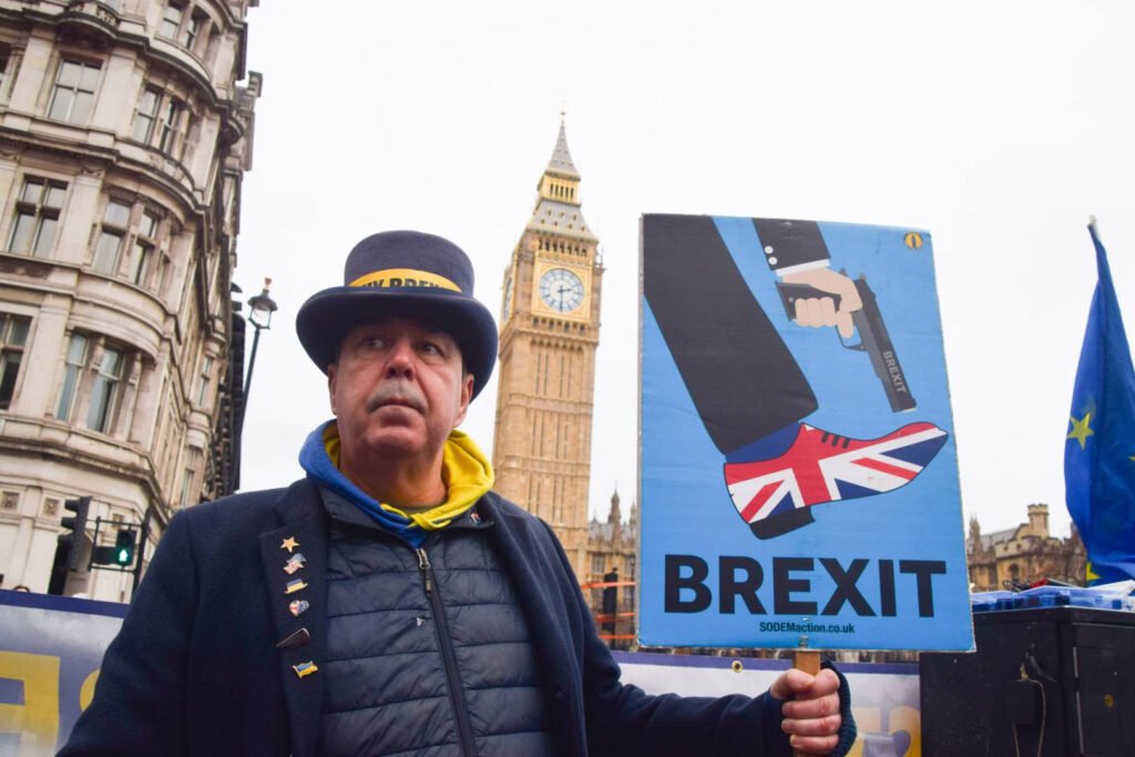 Sondaj: Majoritatea cetățenilor UE susțin reîntoarcerea Regatului Unit, britanicii regretă Brexit "Majoritatea cetățenilor UE și britanicii regretă Brexitul: Sondaj despre reîntoarcerea Regatului Unit"