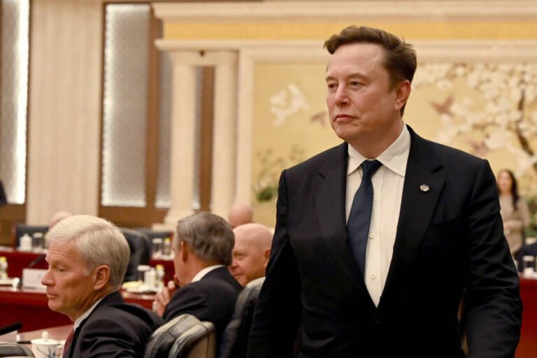 Elon Musk a devenit primul trilionar mondial Elon Musk Devine Primul Trilionar Mondial: Impactul Asupra Economiei Globale