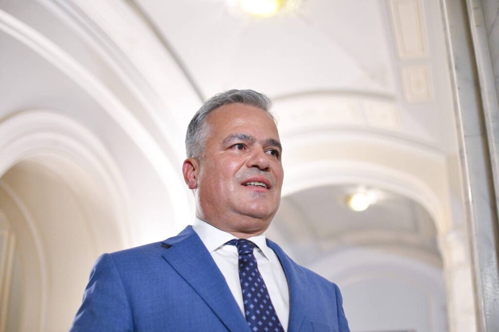 Adrian Veștea pregătește lista miniștrilor și programul de guvernare / Cine ar putea intra în Guvernul Veștea / UDMR a decis să nu intre în sală în timpul votului / Ședințe la PNL și USR Adrian Veștea pregătește lista miniștrilor și programul de guvernare / Cine ar putea intra în Guvernul Veștea / UDMR a decis să nu intre în sală în timpul votului / Ședințe la PNL și USR