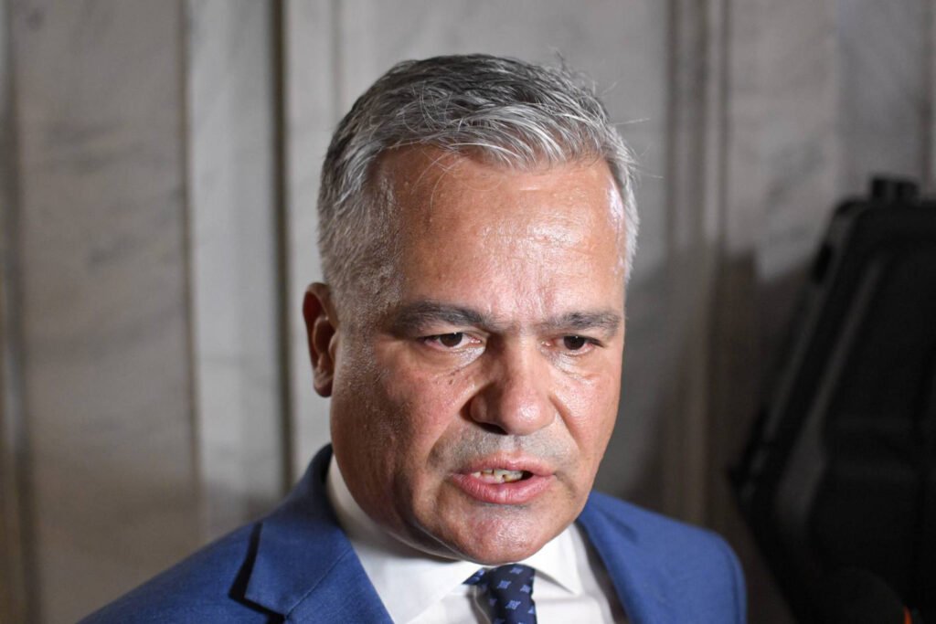 Adrian Veștea nu își depune mandatul și spune că acceptă voturi inclusiv de la AUR: „Nu mă deranjează că vor fi și parlamentari AUR care mă vor vota din patriotism” Adrian Veștea nu își depune mandatul și spune că acceptă voturi inclusiv de la AUR: „Nu mă deranjează că vor fi și parlamentari AUR care mă vor vota din patriotism”