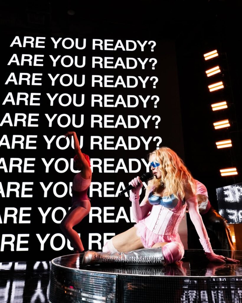 Madonna susține un concert-surpriză în Times Square înainte de lansarea noului său album