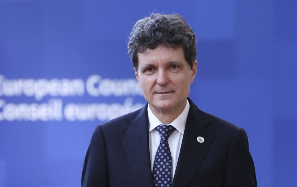 "O Umbra de Nicușor: Momentul Ideal pentru un Guvern Asumat PSD"