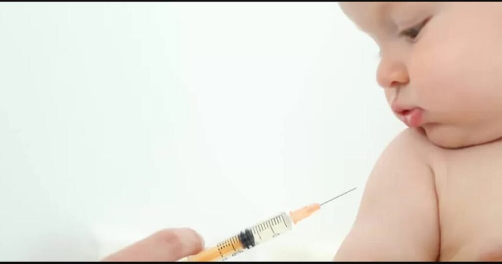 O nouă teorie conspiraționistă câștigă teren în România. Cum își pun unii părinți nou-născuții în pericol refuzând injecția cu vitamina K O nouă teorie conspiraționistă câștigă teren în România. Cum își pun unii părinți nou-născuții în pericol refuzând injecția cu vitamina K