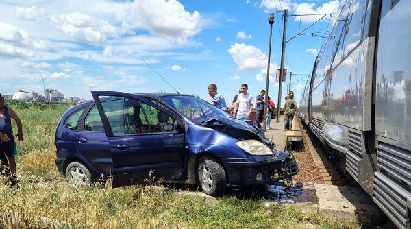 La un pas de tragedie în Constanța! Un autoturism a fost lovit de un tren Regio după ce șoferul a intrat pe pasajul pietonal La un pas de tragedie în Constanța! Un autoturism a fost lovit de un tren Regio după ce șoferul a intrat pe pasajul pietonal