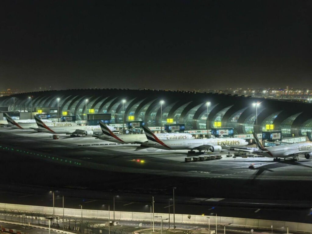 "Aeroportul Viitorului: Inovații cu Roboți și Transport Subteran pentru Pasageri Fără Bagaje"